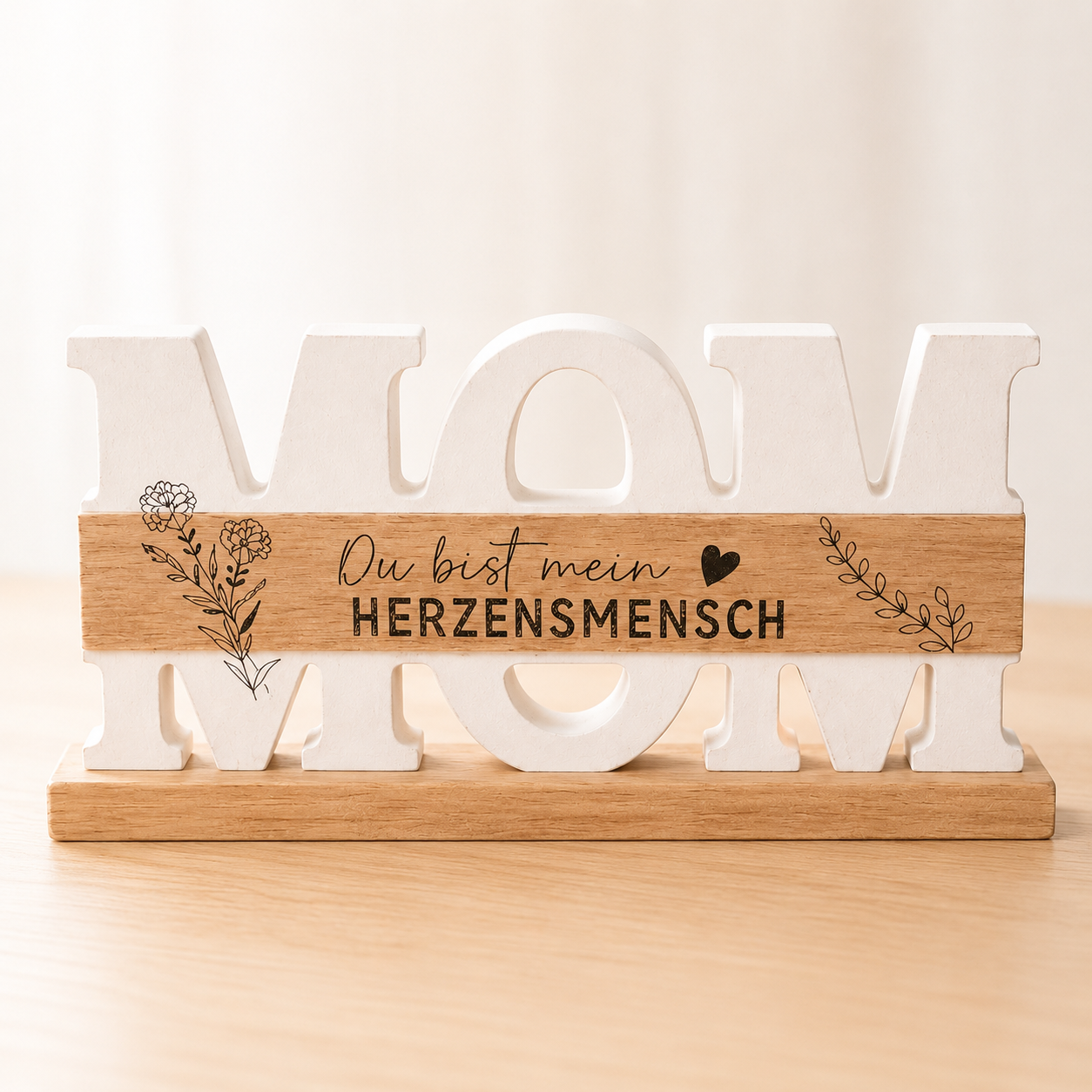 Dekoschriftzug „MOM“ mit Herzbotschaft
